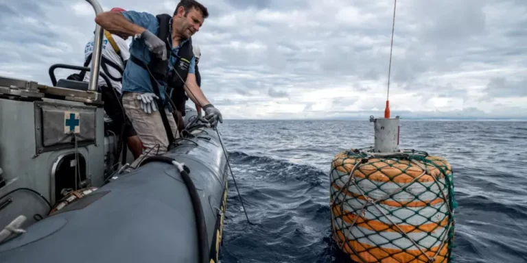 GP0STU698_Greenpeace-boya-alta-mar1440x720