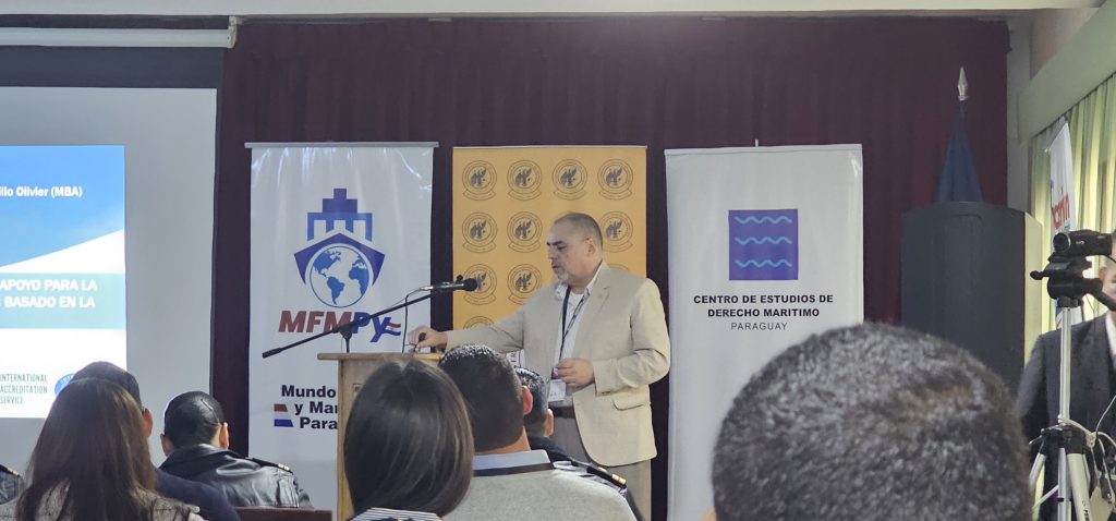 Marcelo Carrillo Olivier dictando charla de Normas ISO en el Foro de Seguridad y Salud Ocupacional