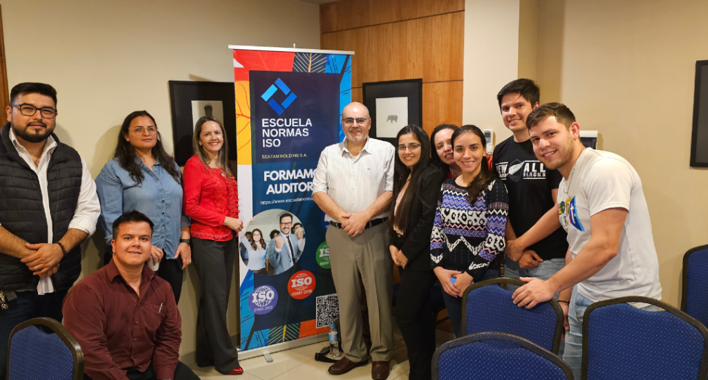 Marcelo Carrillo Olivier con alumnos del curso de formación de auditores para la trinorma en ENI School of Business