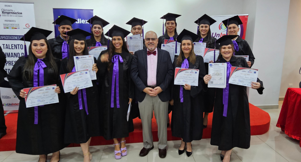 Marcelo Carrillo Olivier con alumnas de la Diplomatura en Comercio Internacional y Logística